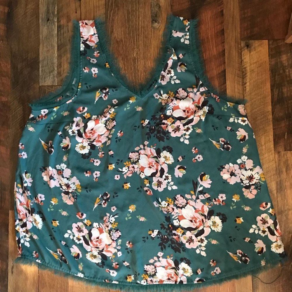Torrid Size 2 = 2XL tank green floral shirt  sleeveless fringe (Wh)